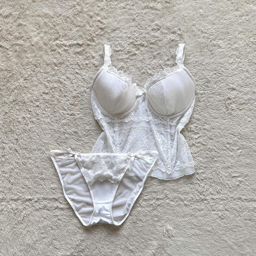 2000's powdered lace bustier set