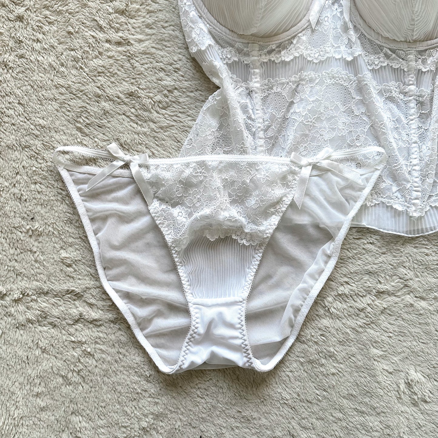 2000's pearl lace bustier & panty set