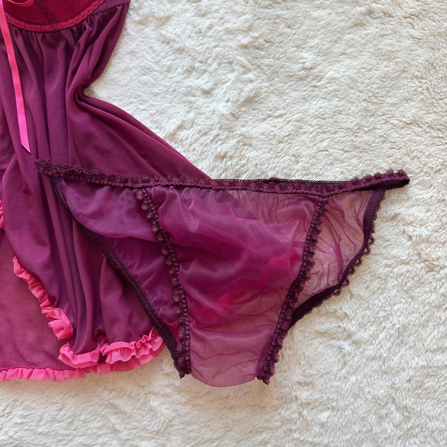 2006 fuchsia peek-a-boo babydoll set