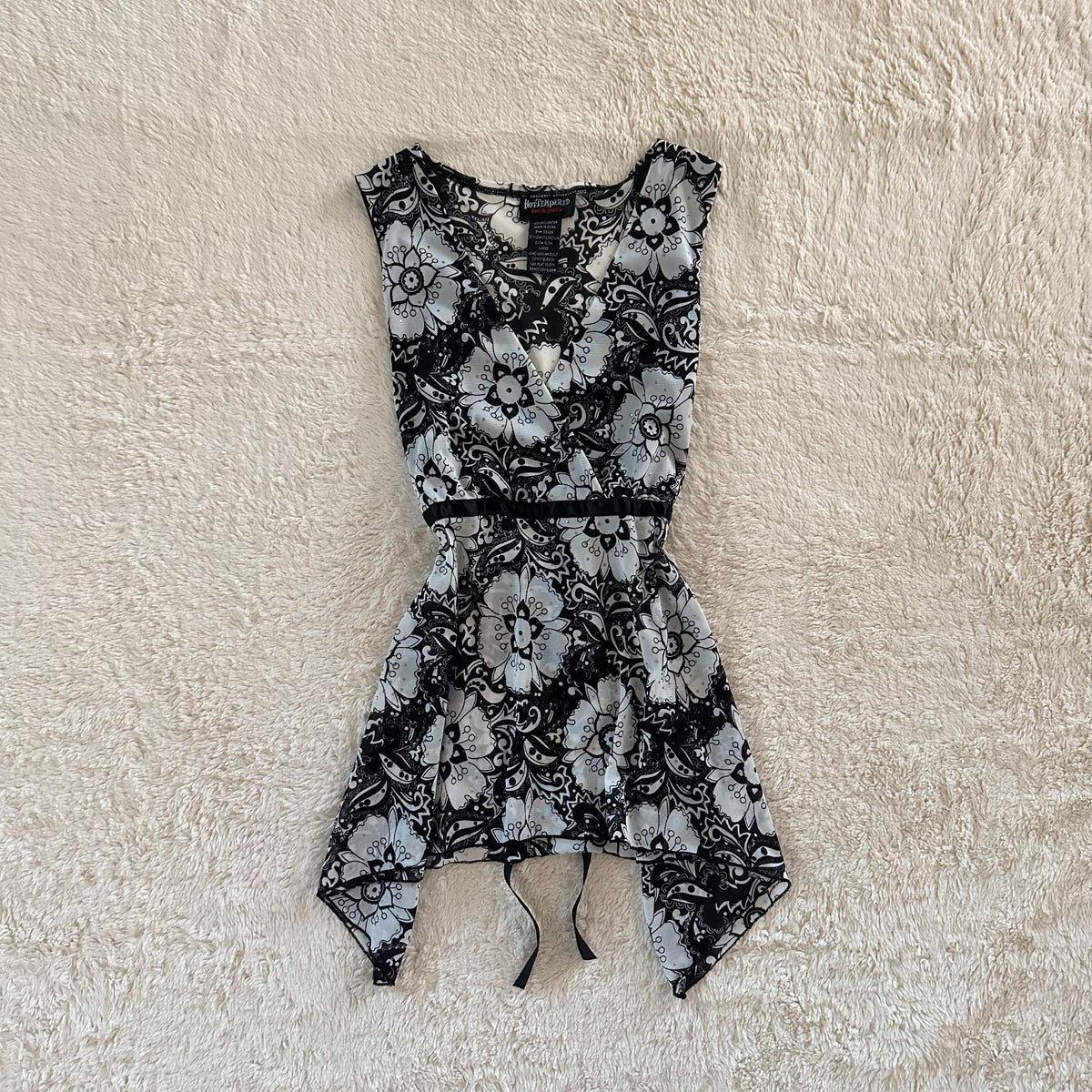 2000's noir petal top