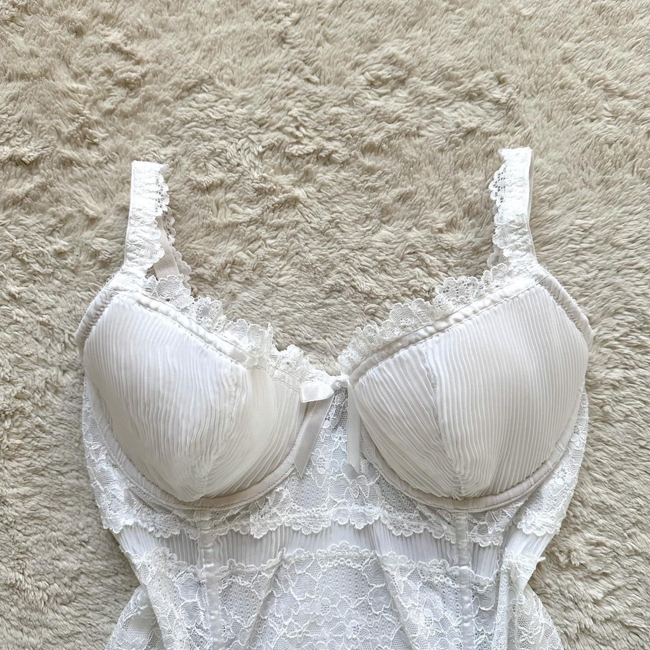 2000's powdered lace bustier set